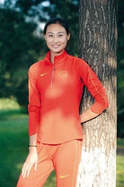 李玲是一位中国撑杆跳运动员，她在中国甚至亚洲范围内享有很高的声誉。她的职业生涯始
