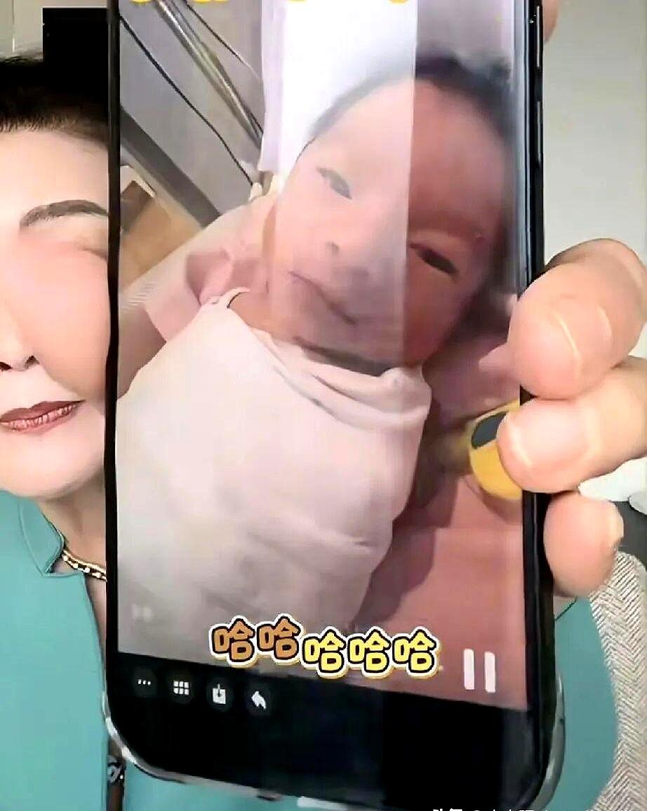 看完这段小视频，忍不住笑出声。
兰姐笑道：大家瞧瞧自家汪小宝，醒来就找吃的；小梅