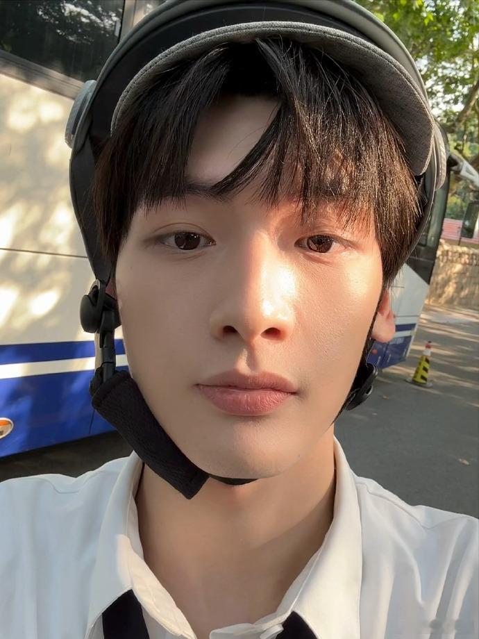 #翟潇闻晒最近plog##翟潇闻最近随拍#翟潇闻晒 plog 很用心，帅哥的 l