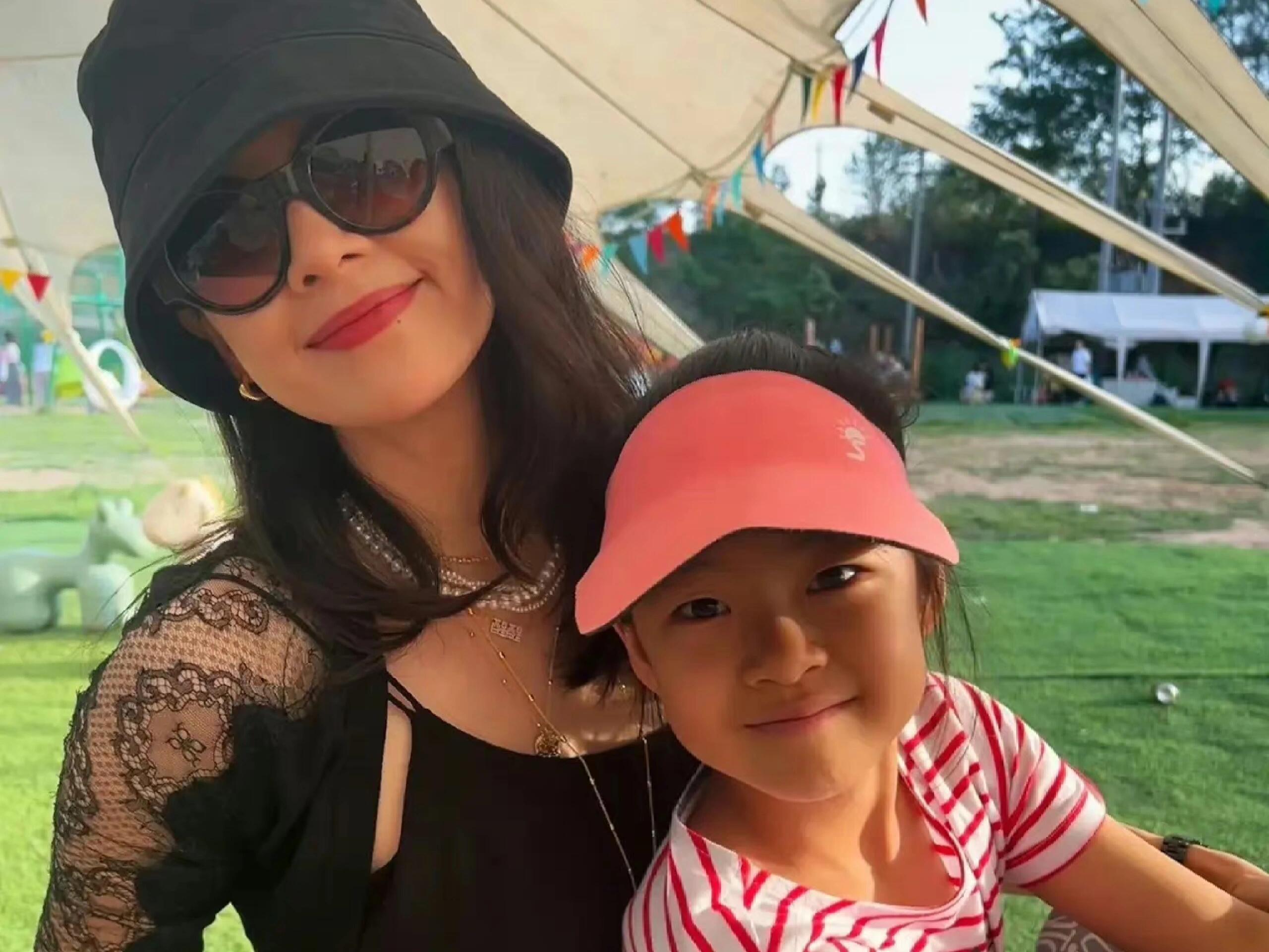 章子怡晒女儿醒醒近照，母女俩在海边玩耍好温馨的画面 ​​​