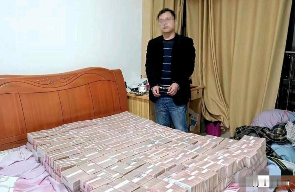 也不知这个男子看到自己辛辛苦苦“捞”来这么多钱，还没来得及花完就被抓了，当时心里