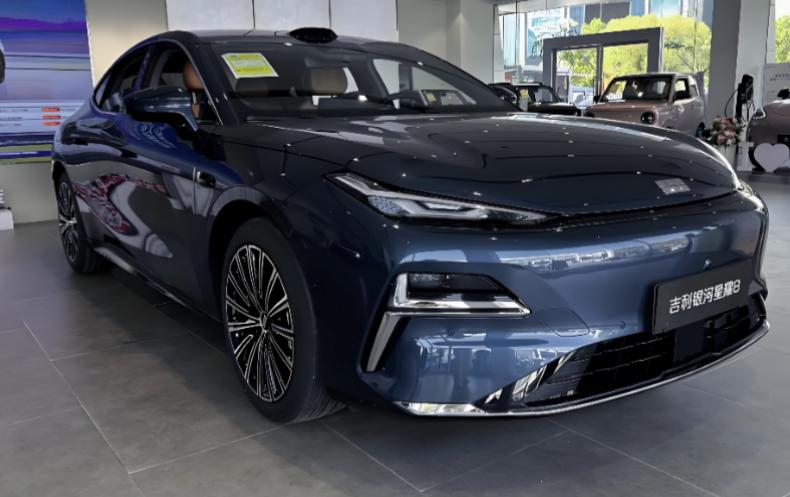 别划走！这台国产电车藏大惊喜🤫家人们！今天在 4S 店蹲到星耀 8 实车了🥳