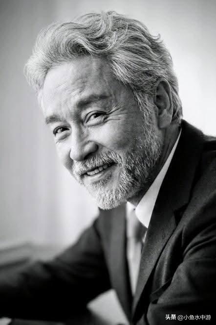 张国荣，生于1956年，逝于2003年4月1日。
风华绝代，未让岁月染白头。
 