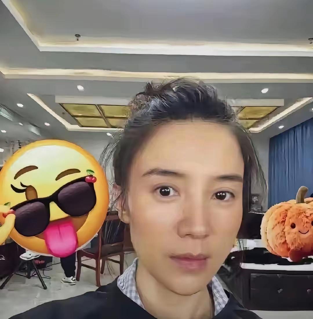 你们认识她吗？
这是她在家里拍的照片，一点也没有明星架子，而且人家还是那么好看，