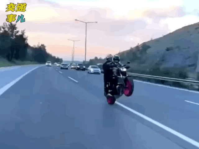 一个潇洒的pose，刚刚摆好，还没得意片刻，马上车翻人仰，这个教训永生难忘！
道