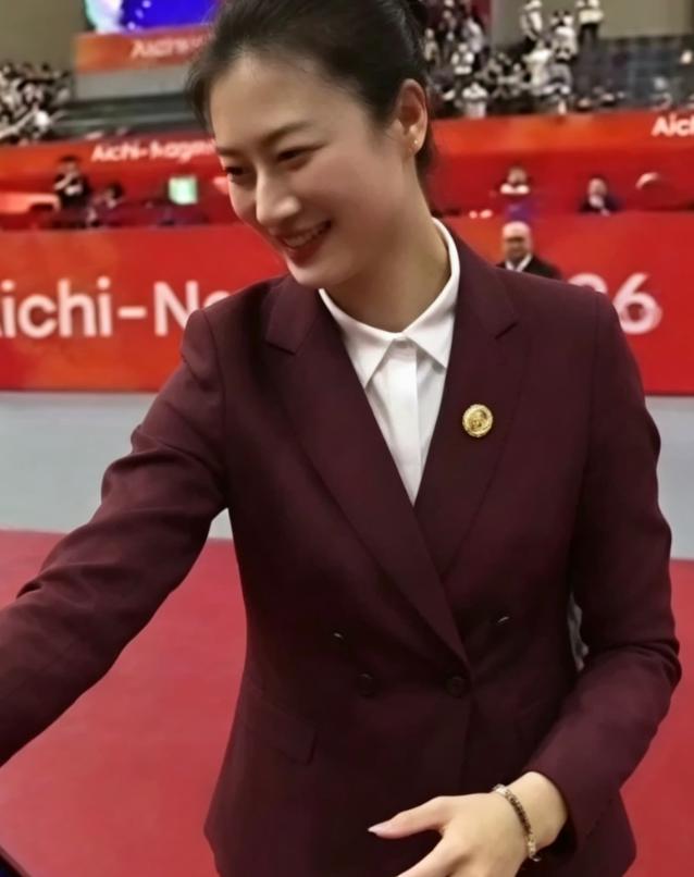 不少人问，丁宁早就退役了，怎么会出现在亚运会的颁奖现场？

熟悉乒乓球的球迷都清