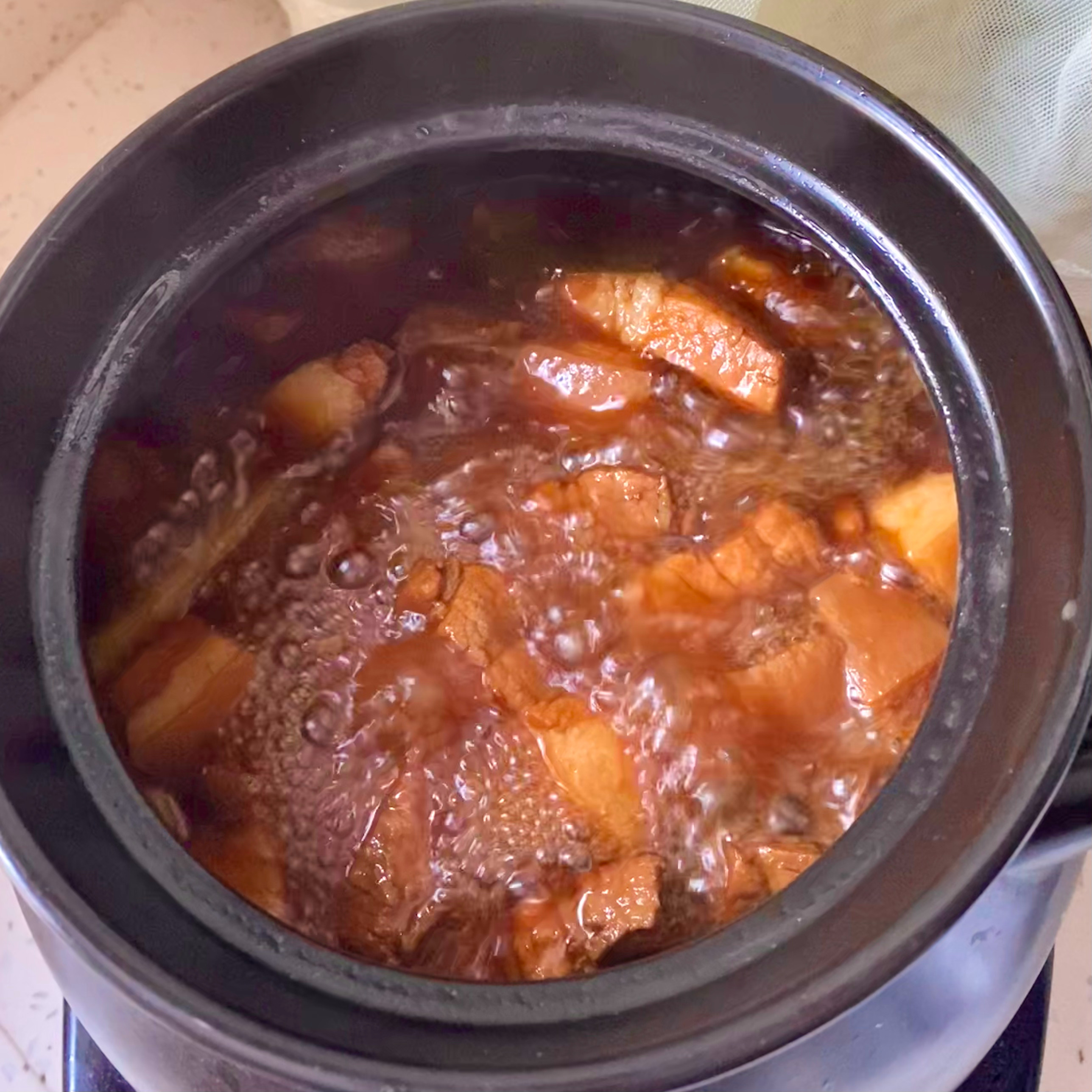 哈哈哈哈晚上炖红烧肉吃，用炖汤的砂锅来煮，肉就会变得很软糯，也不用一直看锅，后面