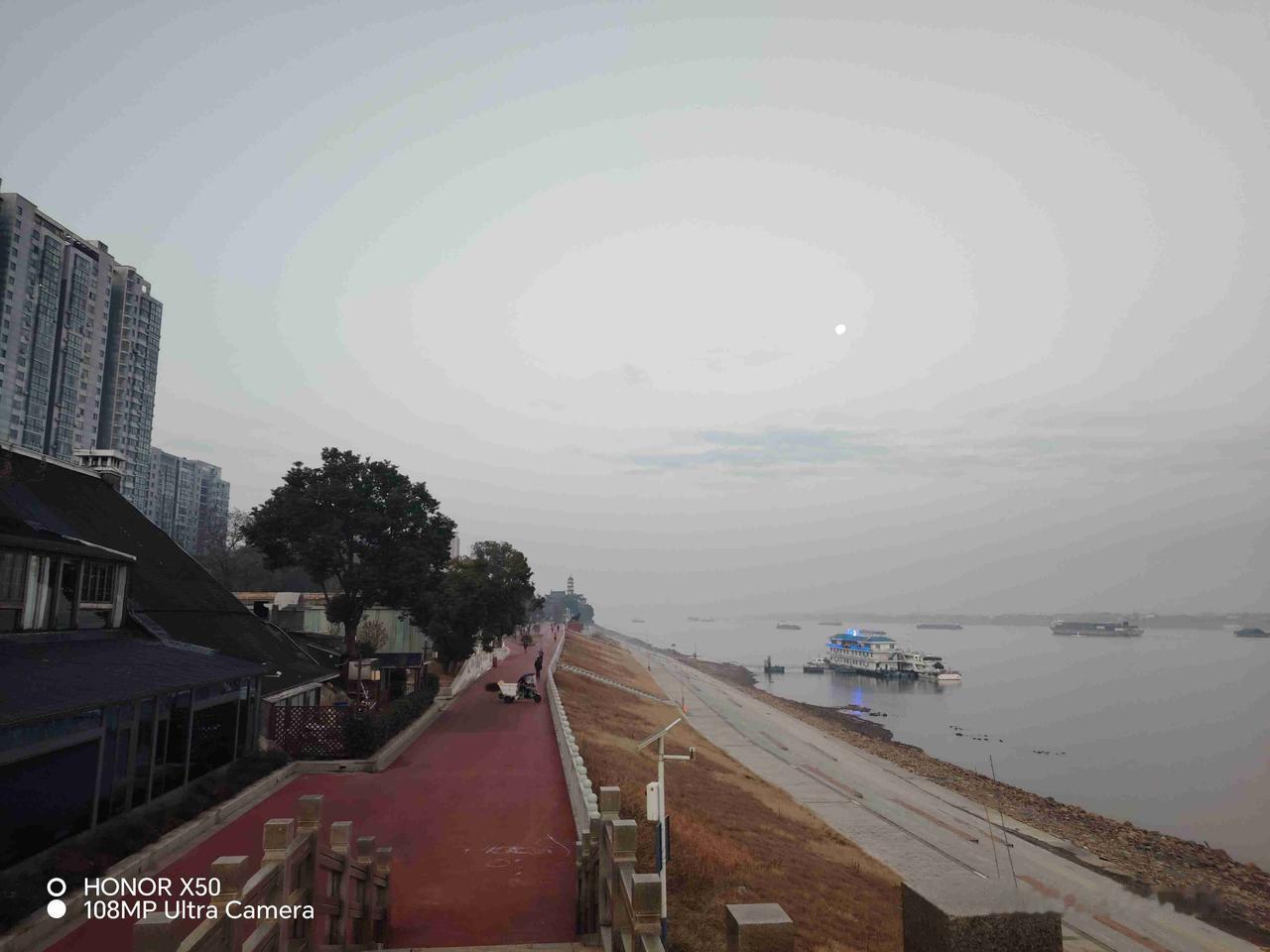 我的今日状态：😁轻松愉快
我这里的天气：🌤️多云2月4日长江岸边晨练赏长江美