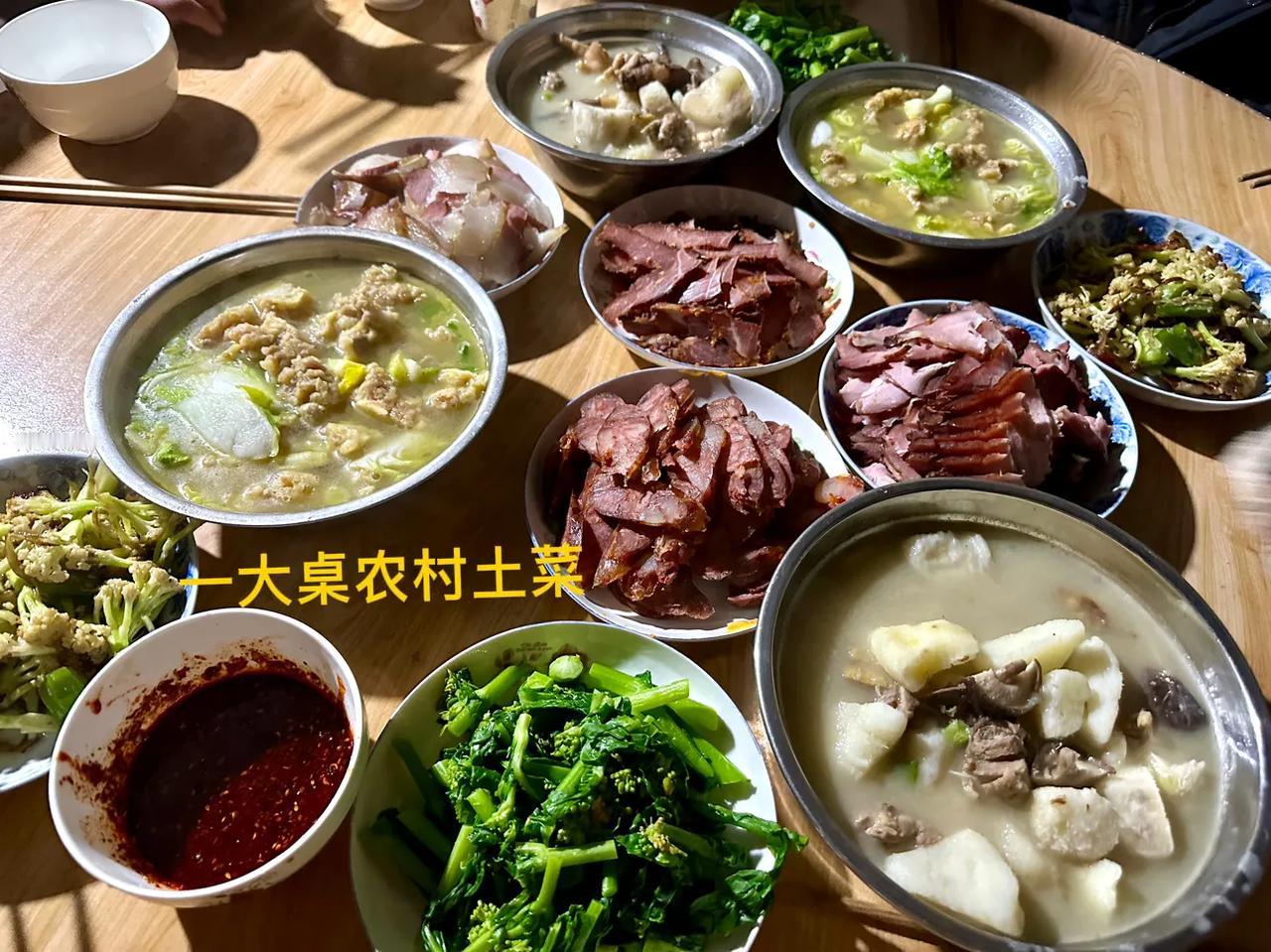 回眉山丹棱农村老家过年啦！好多腊肉香肠农家土菜！
晚上一家人围炉烤火喝啤酒，吃爱