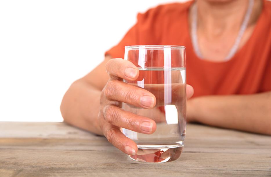 清晨起床之后立刻喝一杯白开水，这种流传已久的生活习惯，究竟有没有真正的科学依据？