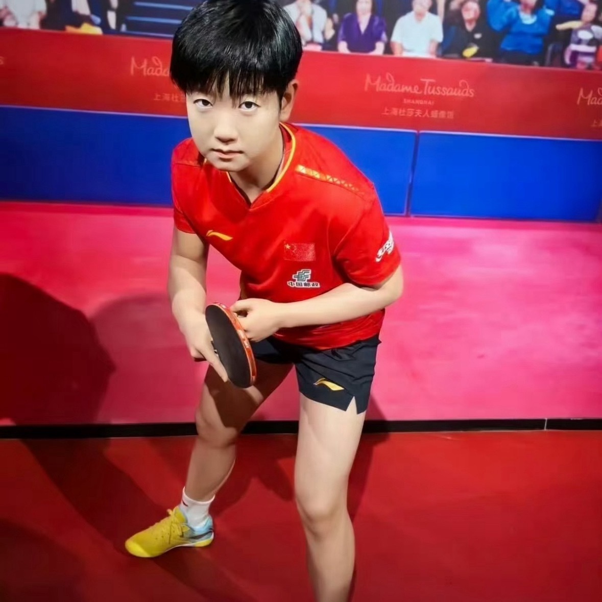 孙颖莎蜡像入驻上海杜莎有人问凭什么是她？WTT六冠王，双圈金满贯。关键是现役巅峰