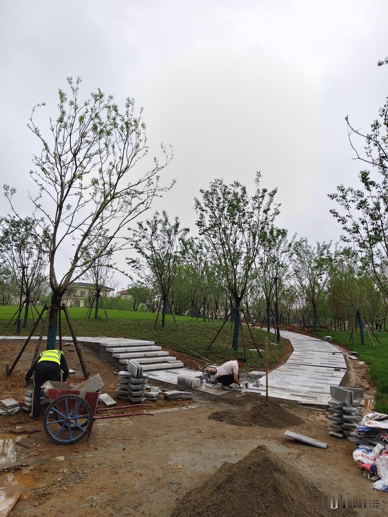 大雾天气，雨天困两天的民工迫不及待出来做事。
都想挣钱啊！

人就是这么矛盾，连