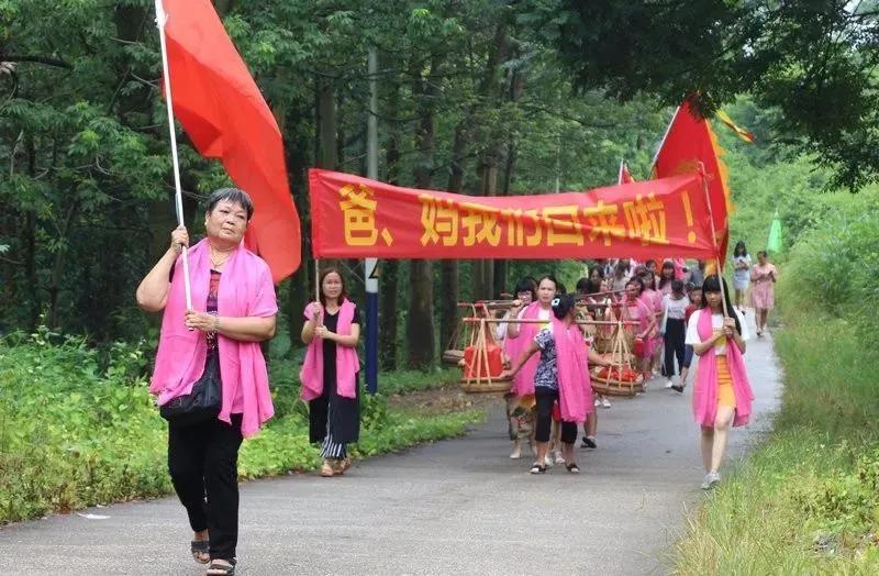 一个外省人娶了成都妹儿，没有买房暂时租房住。成都妹儿建议干脆搬回娘家住，一来可以