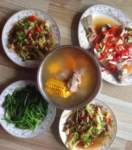 28岁的儿子突然打电话给我，说周末要带女朋友来家里吃饭，我实在太高兴了，儿子毕业