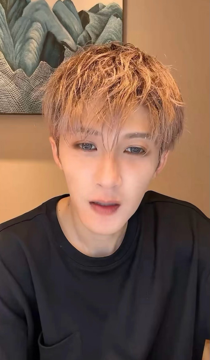此人已经不是第一次与自己角色争宠了 “李亦非可以一会再看 先过来看我”😇 