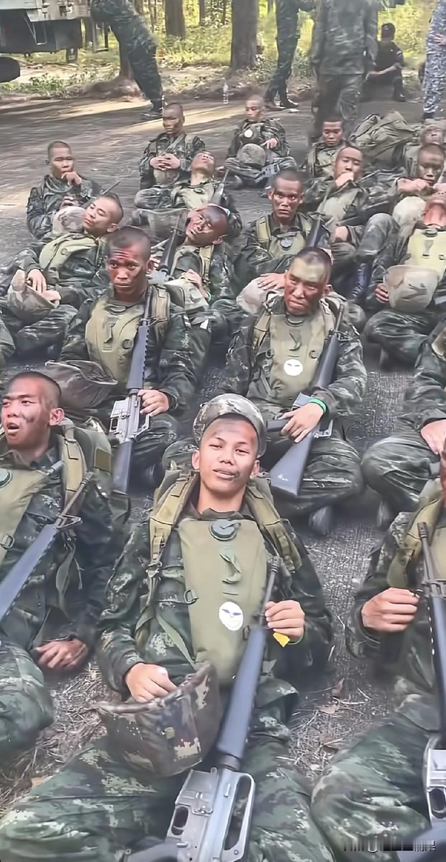 正在休息的一支泰国军队士兵，从他们的着装上看很像一支特种部队。
都是一群年轻小伙