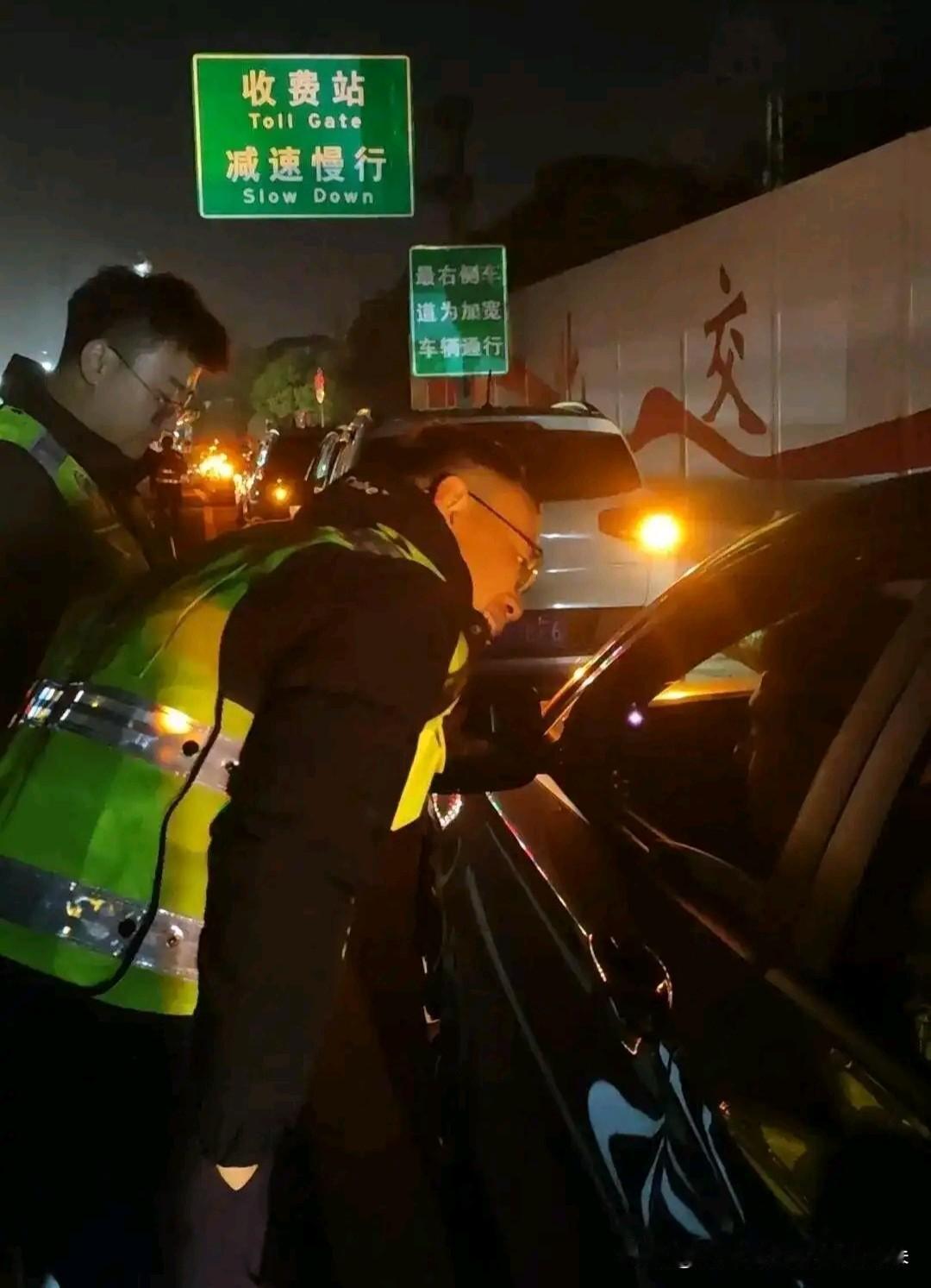 除夕夜高速免费首日：武汉龚家岭收费站现返乡高峰，男子自驾12小时省600元

2