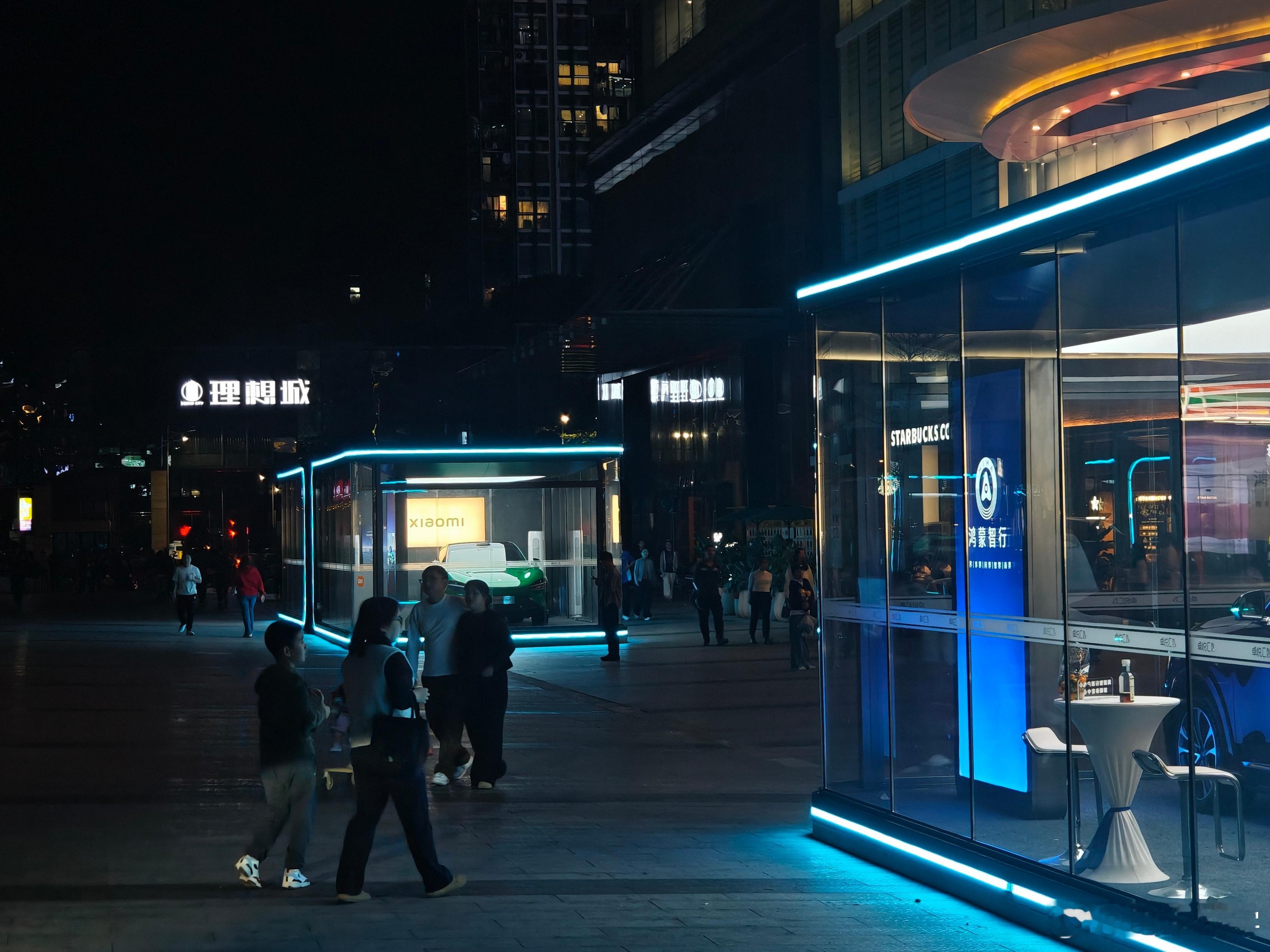鸿蒙小米四目相对，远处立着理想城这汽车超市的布局有意思。电车同学随便聊