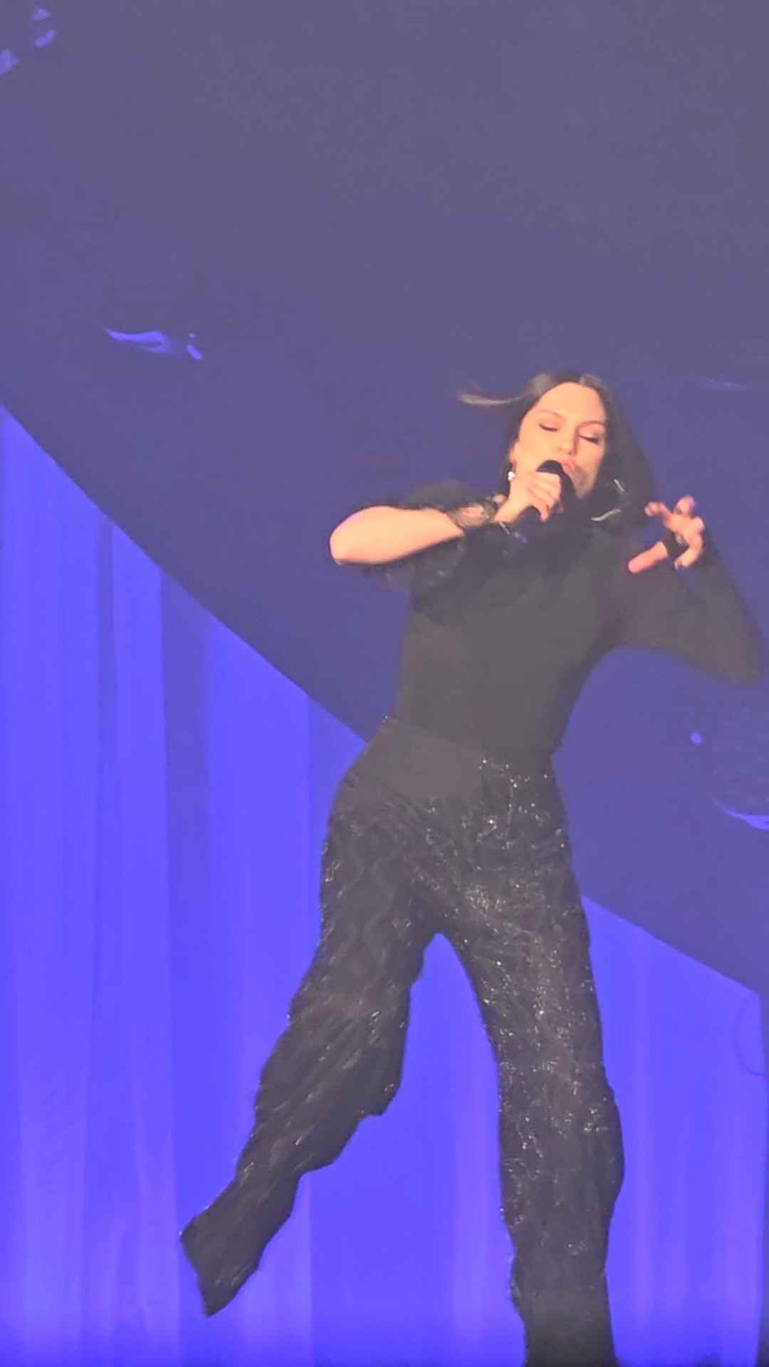 结石姐上海演唱会夯爆了结石姐表情包艺术家 收官场确实夯。唱功降维打击，肺活量惊人