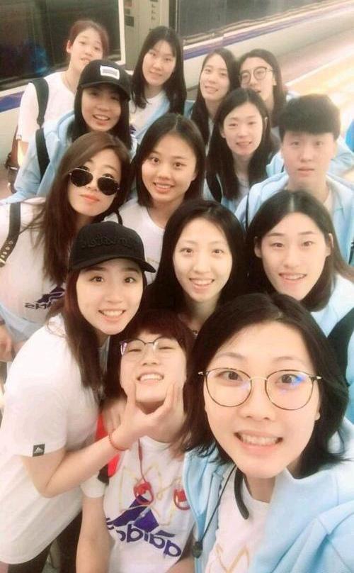 一众女排姑娘同框：最好看的不是戴着眼镜的袁心玥，王梦洁，王媛媛，刘晏含；也非笑意