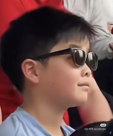 我感觉朵朵长相更踏实，正气些。不过妈妈这么好的基因一点也没有传.承，太遗憾了。佟
