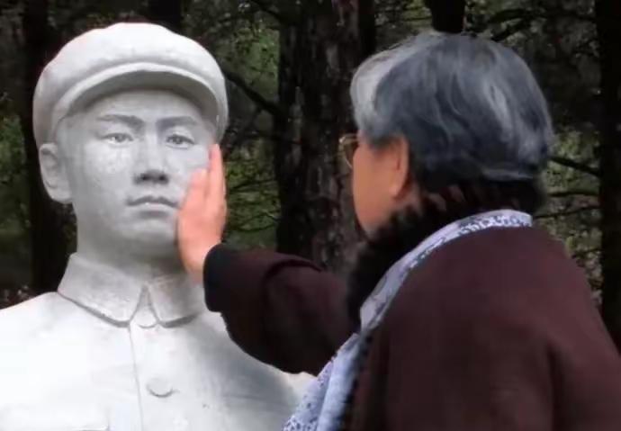 2006年深秋，76岁的刘思齐终于走进朝鲜大榆洞的密林。没有墓碑，只有焦土与松涛