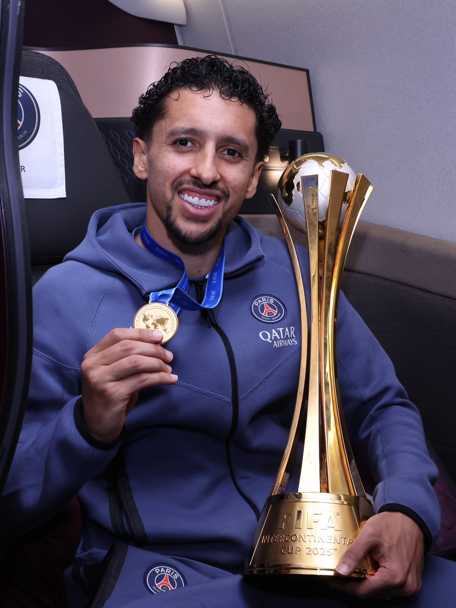 再夺一冠！巴黎圣日耳曼登上返程飞机，球员纷纷与奖杯合影