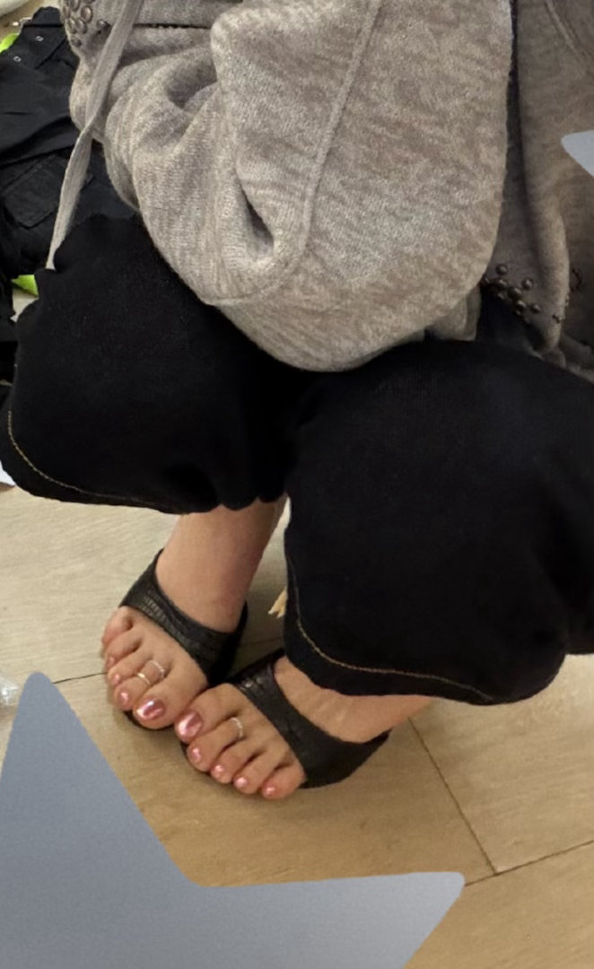杨超越给脚戴了戒指 杨超越真的是细节控天花板，粉色指甲和银色脚戒的碰撞，又甜又飒