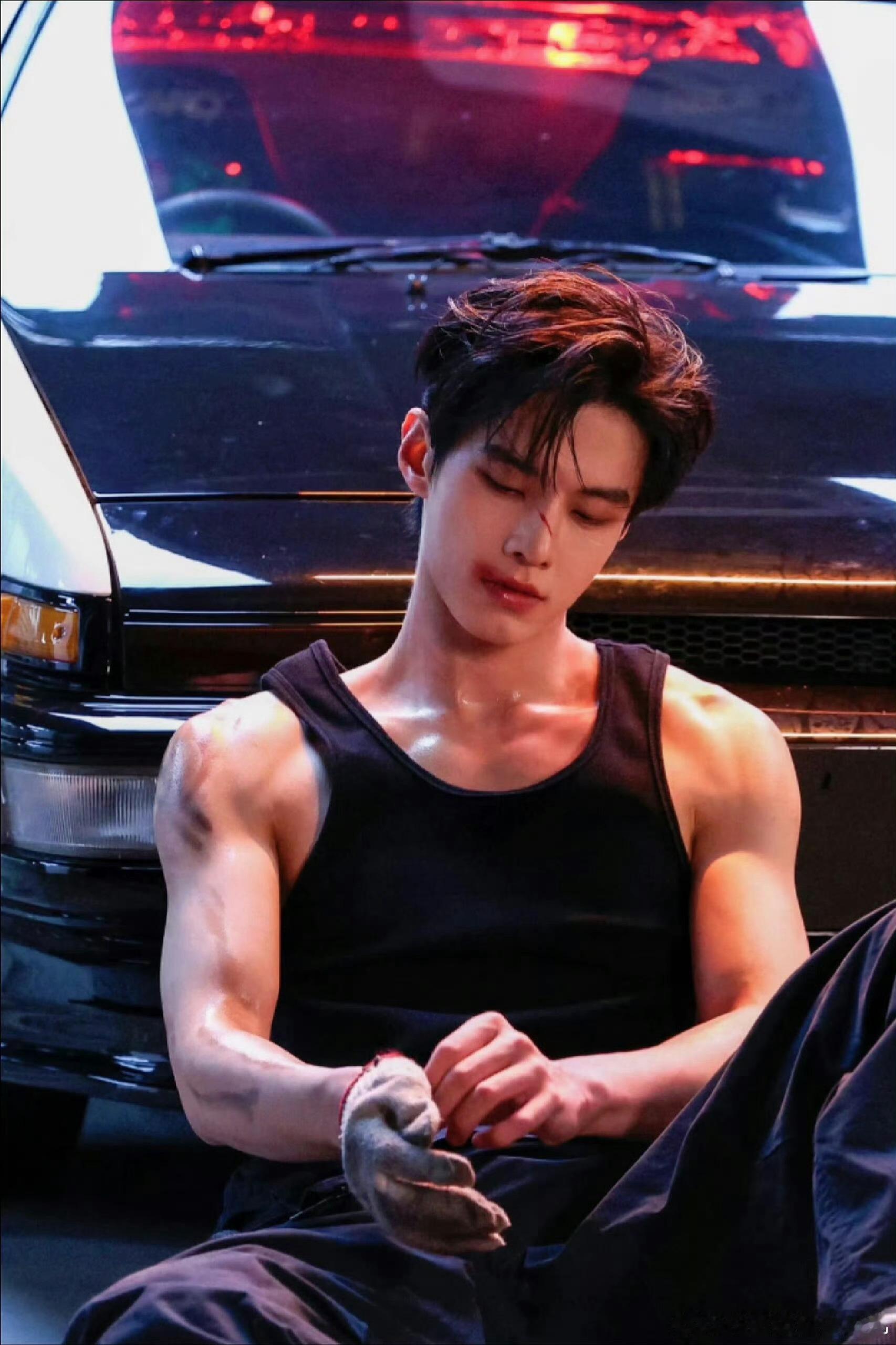 双轨赛车线真相曝光当赛车引擎成为正义的号角，靳朝的每一次转弯都牵动人心。期待看他