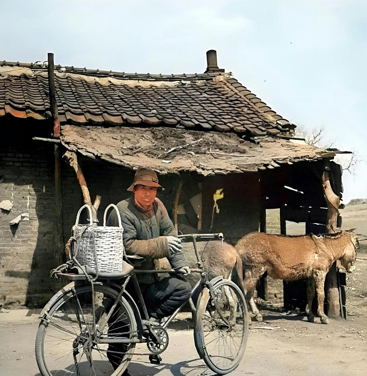 民国，冬天，一名男子赶集后回家。

寒冬腊月的北方乡间，土路上结着薄冰。

一名