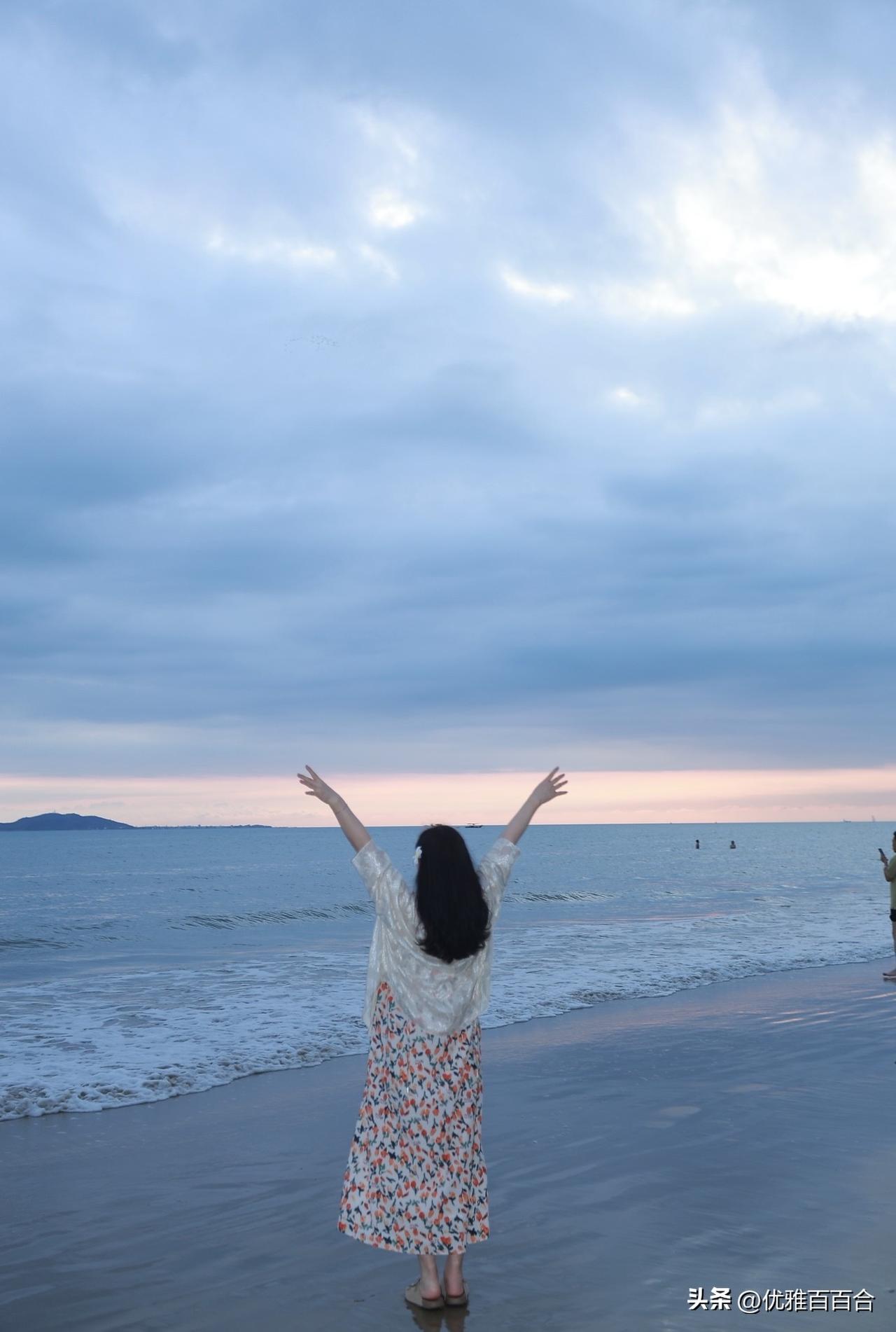 三亚的清晨，海风带着一丝微凉，轻轻拂过面颊。远处的海平线被初升的太阳染成一片金红