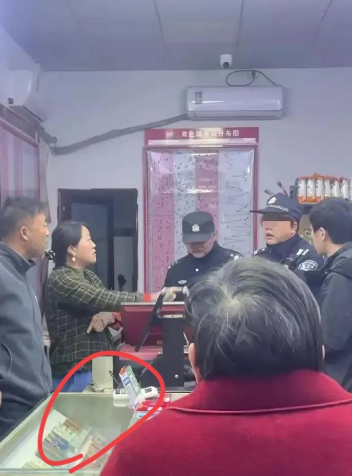 脸都不要了！浙江金华一名男子在彩票店刮刮乐刮到十万元，当场喊出中奖了，店里人都围