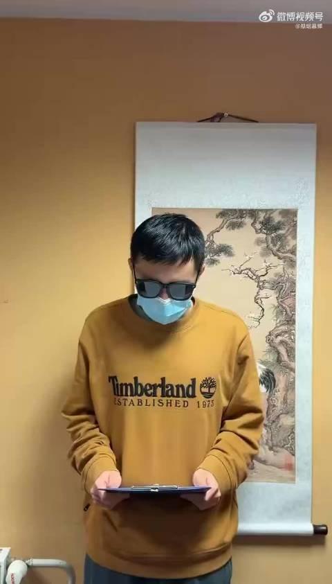 一个生在南京的历史系学生，跑去莫斯科大学课堂上披着旭日旗听课，这事儿最刺眼的地方
