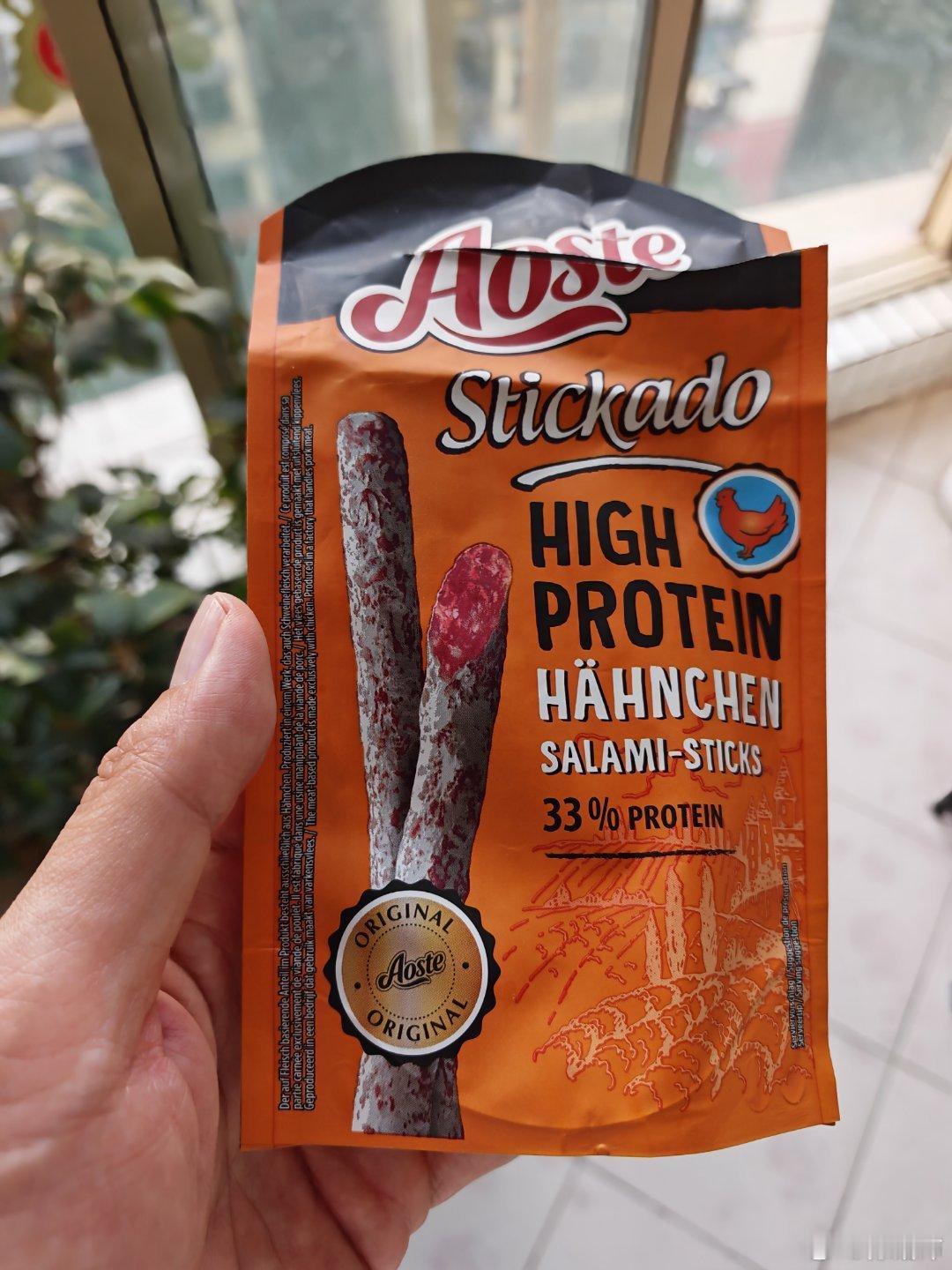 德国朋友给我送了一包零食，看图片应该是鸡肉棒，但吃起来这个味道嘛……我想问问懂德