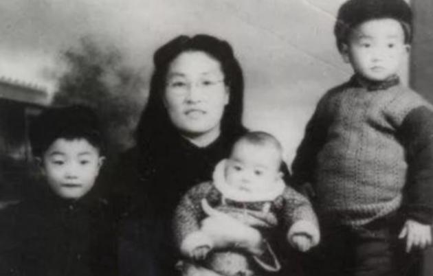 他名叫刘铁骑，是大贪官刘青山的儿子，父亲在1952年被枪毙的时候，刘铁骑才6岁，