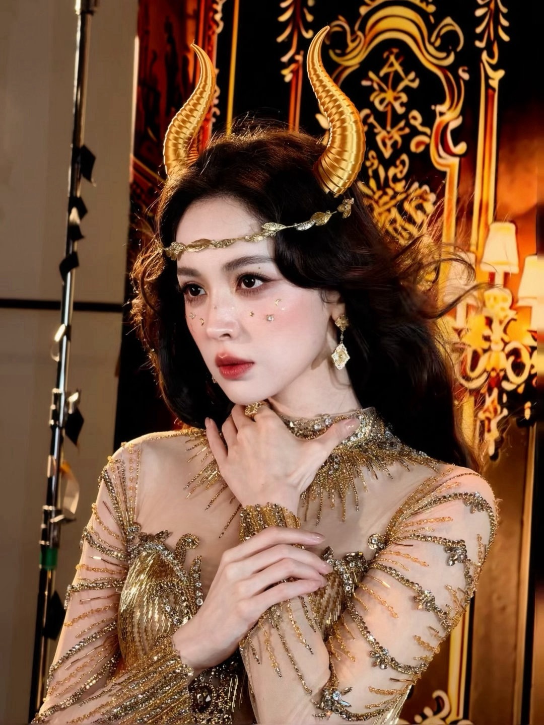 娜扎cos金牛女神美爆了 人怎么能美成这样 金灿灿的华丽配饰完全没有抢过任何风采