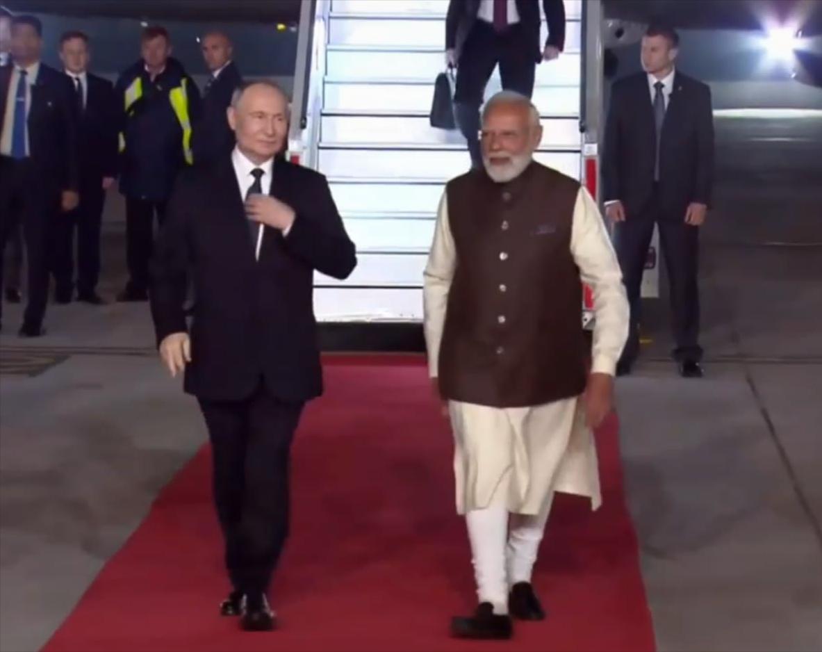 普京抵达印度进行为期两日的国事访问。普京专机于12月4日晚降落在帕拉姆空军基地。