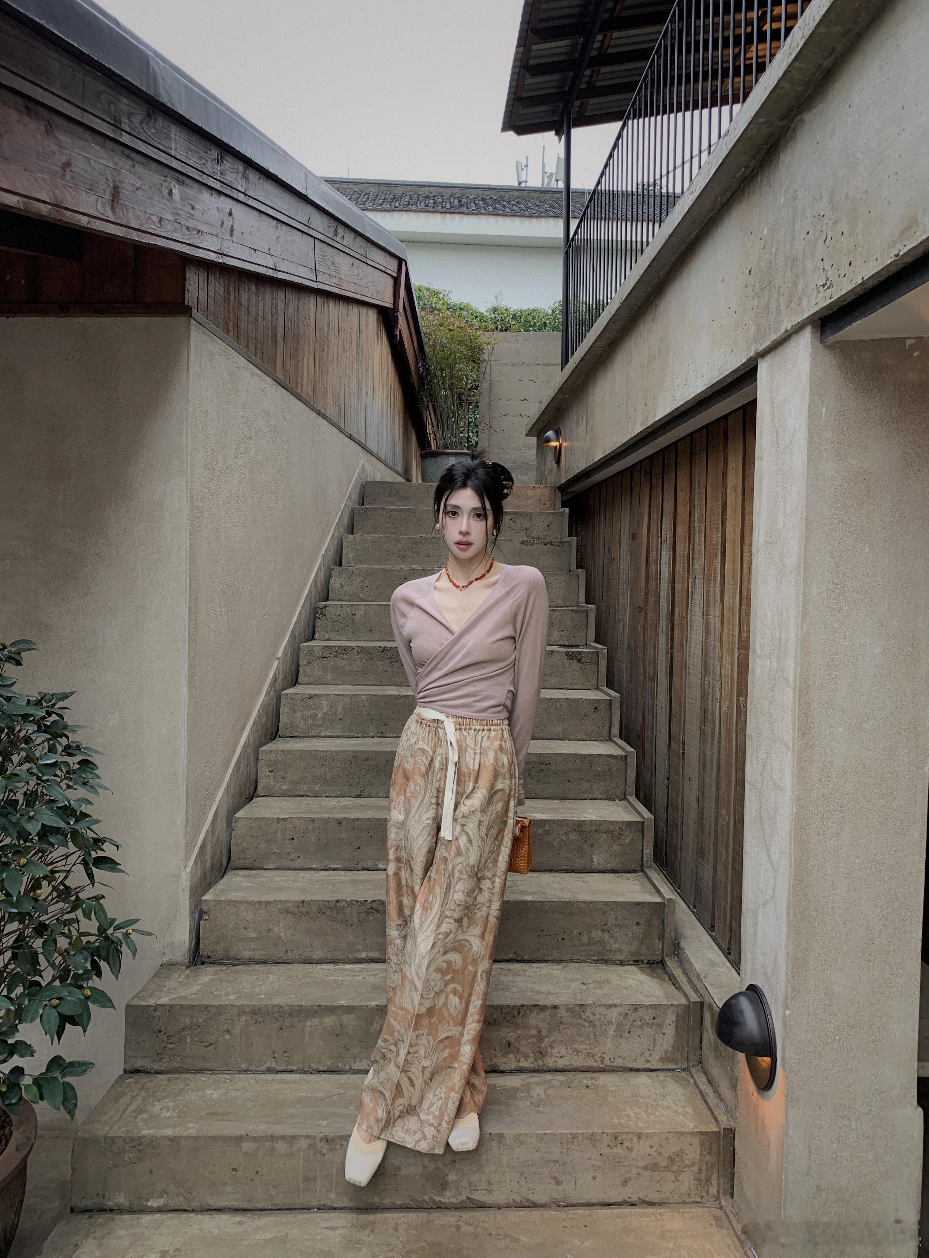 私服100支全羊毛绑带上衣有人记得这件吗🙋做了两个颜色 喜欢哪个颜色 评论区安