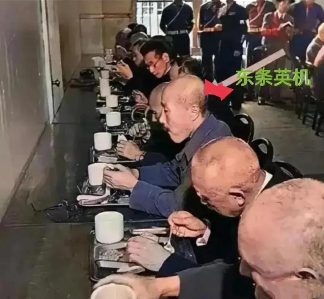 1948年11月12日，东条英机被宣判死刑，执行之前，这个刽子手提出了一个要求，