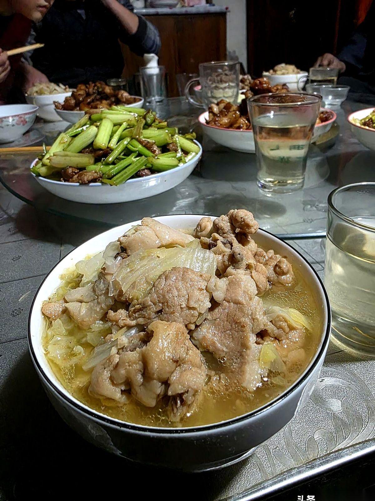 回村半个月，我胖了。
所有人都说我胖了。二嫂最直接：“你刚回来那会儿，脸蜡黄蜡黄