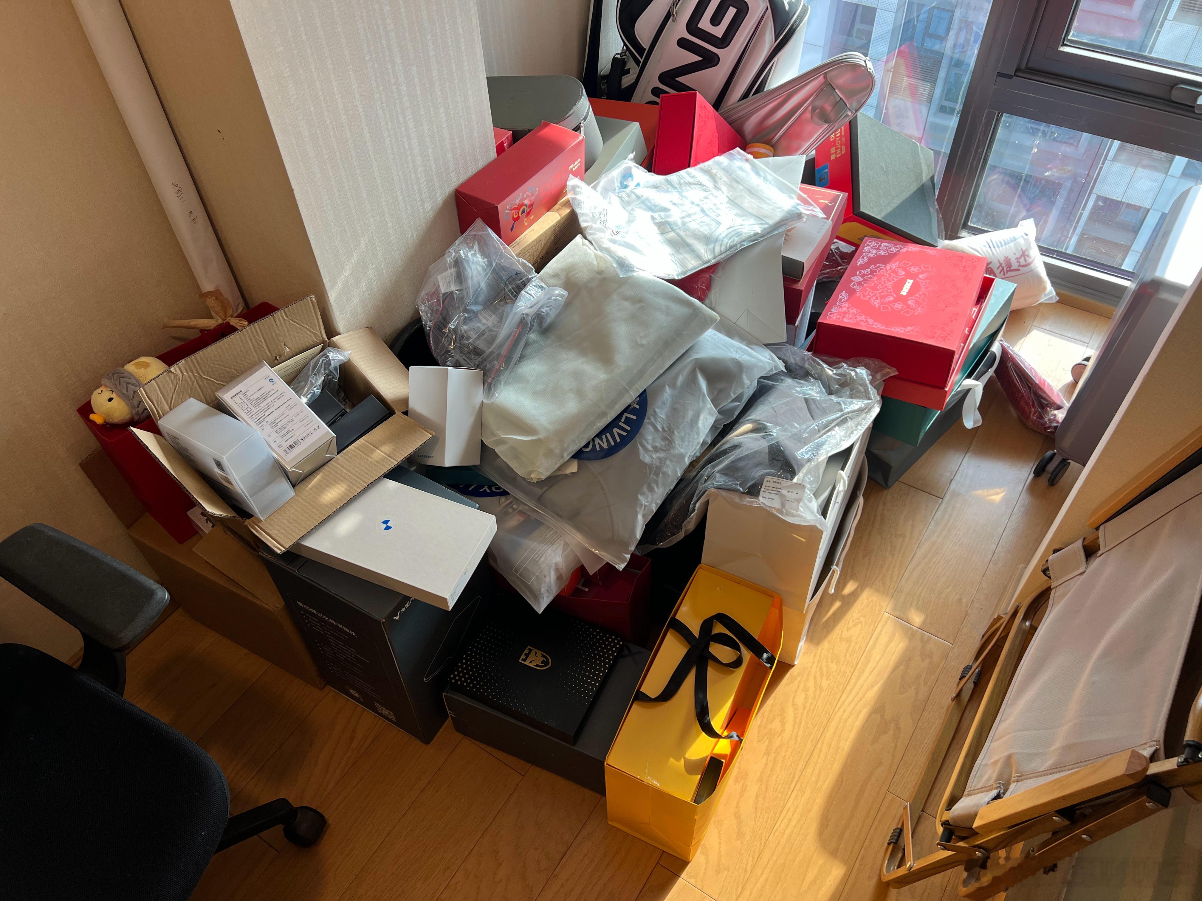 长时间不在办公室，积攒了不少品牌纪念品。从本周开始，一周抽两次送福利，看看多久能