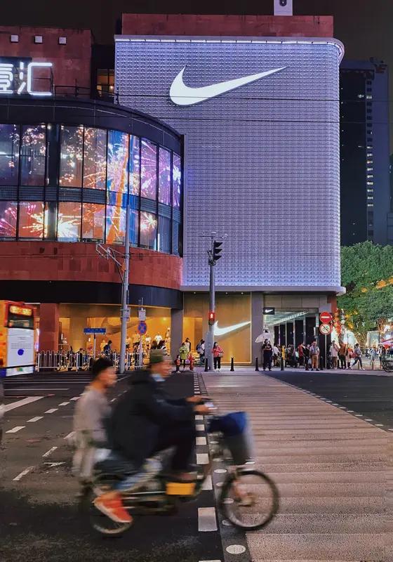 阿迪达斯和耐克在中国市场竞争激烈，策略各有千秋。
耐克注重数字化营销，通过社交媒