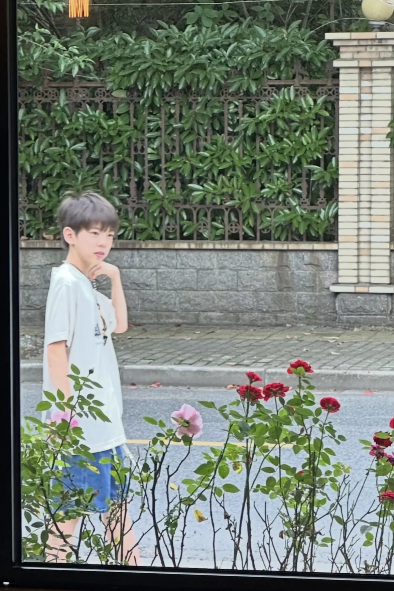 甜馨和嗯哼与好友游玩被偶遇，两个小朋友都这么大了。变成了帅哥美女，不仅...