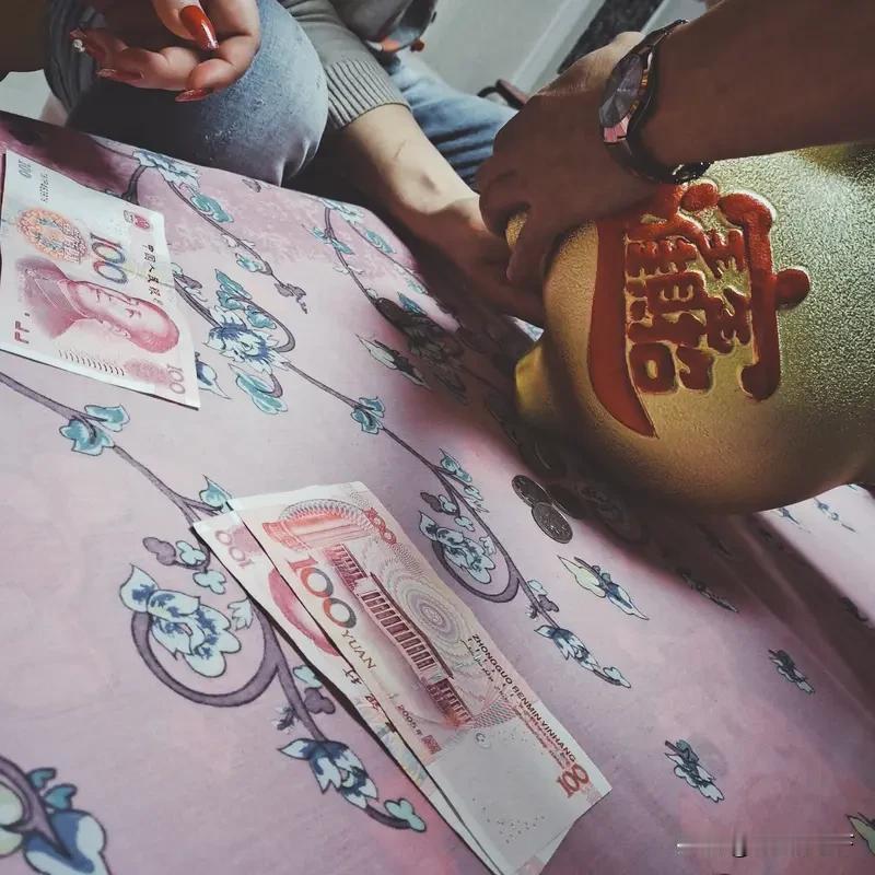 亲戚有钱和你有关系吗? 应当是毫无关联。不管是亲戚，还是朋友，亦或是战友、同学，