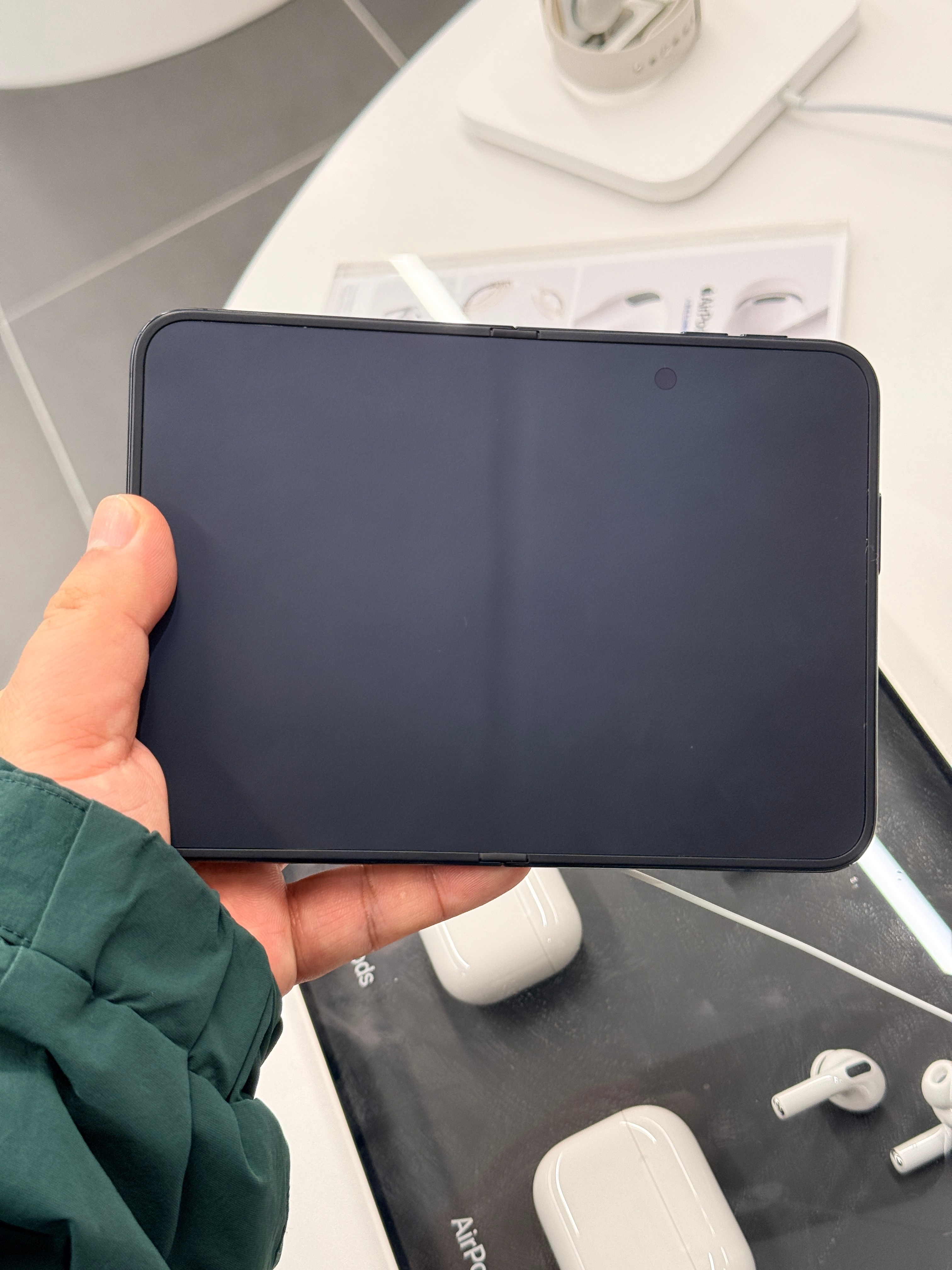 听说下一步苹果的做法是走华为的路，让华为无路可走明年的 iPhone air 抄