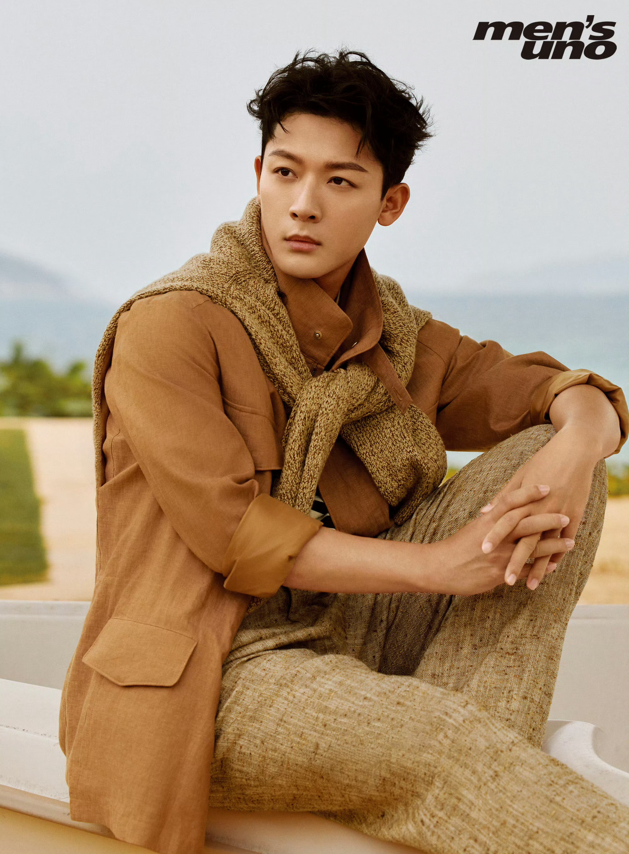 张晚意初夏海岸漫步大片张晚意风度五月封面奔赴海边初夏限定浪漫，邂逅五月全新封面时