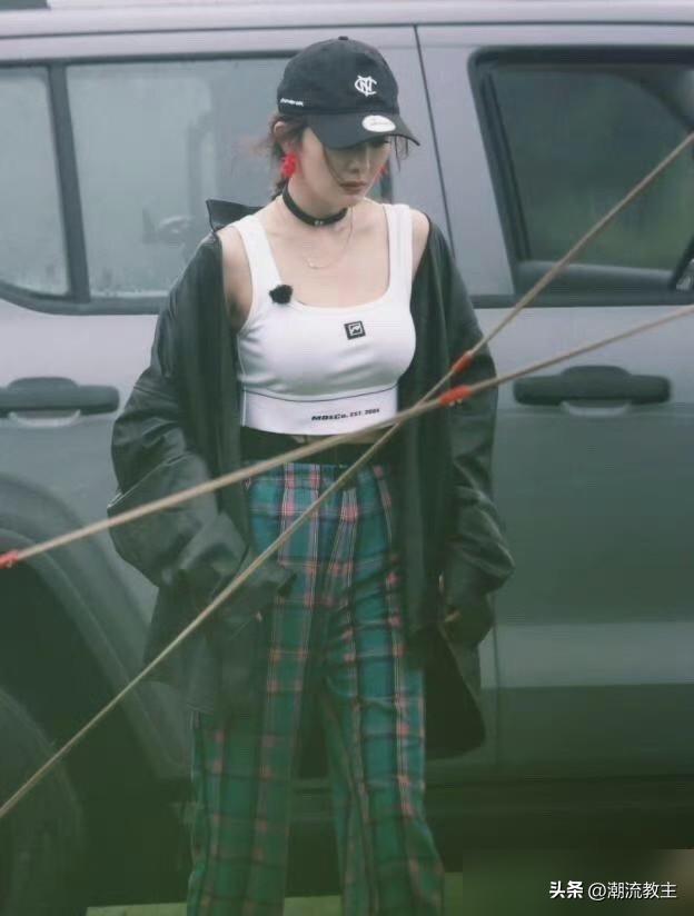 杨幂坐着商务车，韩国爱豆柳智敏坐着迈巴赫。一上热搜，杨幂这全球代言人的头衔，看着
