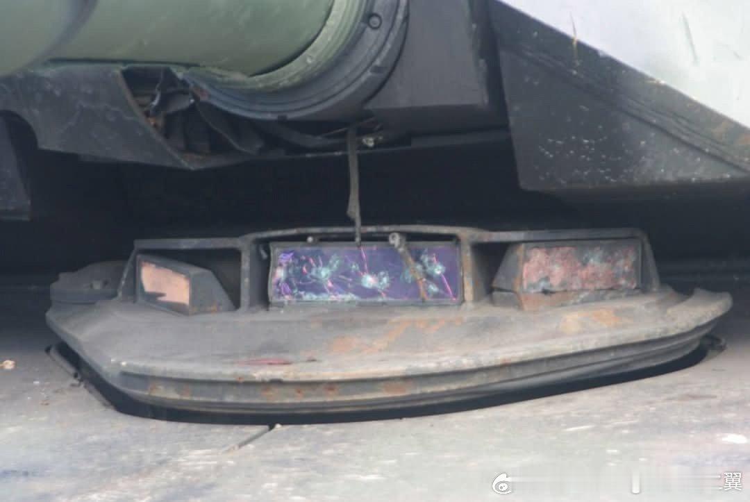 圣彼得堡展出的缴获乌军M1A1，可以看到损坏炮盾内的复合装甲 ​​​