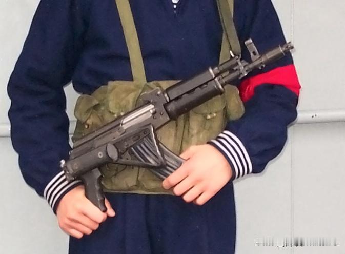 56C短突击步枪，一种56 81结合体
QBZ56C机动能力强，适合高原、山地、