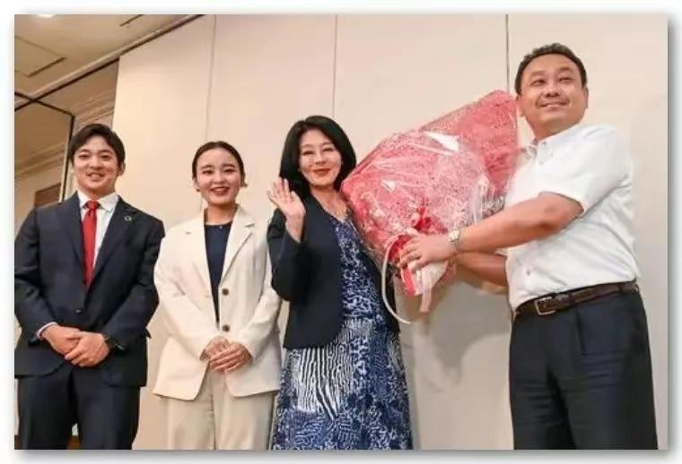 3月5日，日本自民党女议员广濑惠在出轨丑闻曝光后对公众谢罪[抠鼻]
日媒说她当选